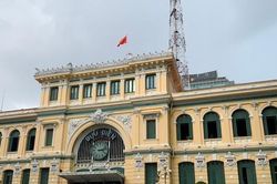 Cuối tuần, bạn trẻ Sài Gòn thong dong dạo phố