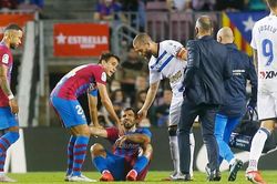 Aguero nhập viện cấp cứu, Pique chấn thương nặng