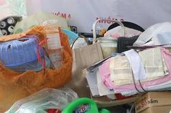Người dân Hà Nội mang lon bia, bìa các tông ra chợ đổi thực phẩm không mất tiền
