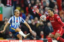 Van Dijk bị ví như 'bản sao của Maguire' trong ngày tồi tệ