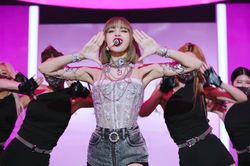 Lisa (BlackPink) trở thành nữ nghệ sĩ solo KPop đầu tiên đạt được điều này trên BXH Vương quốc Anh