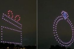 Chàng trai ở Singapore cầu hôn bằng màn trình diễn drone, cư dân mạng có ý kiến khác nhau