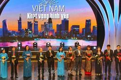 'Việt Nam - Khát vọng bình yên' tôn vinh lực lượng tuyến đầu chống dịch