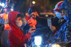 Hà Nội: Người dân 'đội mưa' đi mua sắm đồ chơi đêm Halloween