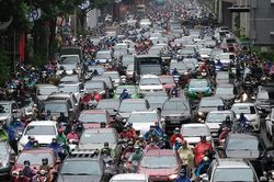 Kẹt xe ở cửa ngõ Thủ đô, người Hà Nội 'chôn chân' trong mưa rét ngày đầu tuần