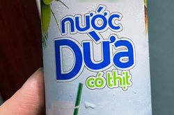 Đang uống nước dừa, thanh niên bỗng 'xoắn cả não' chỉ vì 1 dòng chữ nhà sản xuất ghi trên vỏ lon