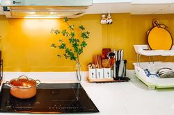 Căn bếp nhỏ ngập nắng ấm với cách decor vô cùng dễ thương của mẹ đảm Sài Gòn