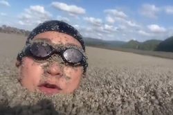 Dân làng ở Nhật Bản lao đao vì đá dung nham phủ kín bãi biển