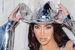 Kim Kardashian tung ảnh Halloween hóa nữ cao bồi lai robot 'bốc lửa'