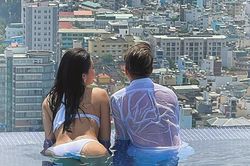 Minh Tú gây nháo nhào khi tung ảnh nóng bỏng ở bể bơi bên người đàn ông giấu mặt, ai cũng đoán là Mr. Đàm