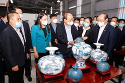 Chủ tịch nước Nguyễn Xuân Phúc thăm một số HTX và kiểm tra công tác tiêm vắc xin phòng COVID-19 tại Ninh Bình