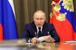 Ca mắc COVID-19 bùng phát, ông Putin huy động quân đội chống dịch