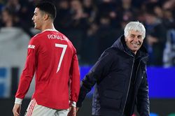 Ronaldo được huấn luyện viên đối thủ chúc mừng