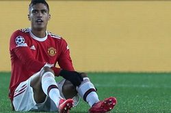 Tin MU 3/11: Mất Varane trước derby Manchester, chọn xong người thay Pogba