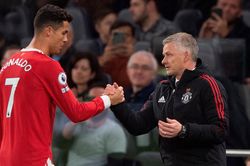 Được cứu ghế, HLV MU ví von Ronaldo hay như Michael Jordan