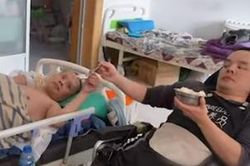 Chàng trai bại liệt chăm cha 62 tuổi bất động tại giường