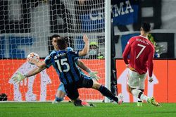 Cứu tinh Ronaldo & nụ cười gượng gạo của Solskjaer