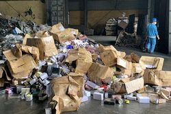 Cận cảnh tiêu hủy lô nước hoa giả trị giá 8 tỷ đồng