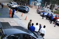 Tay lái luống cuống phá xe mới coóng khi vừa ra khỏi đại lý