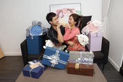 Thanh Sơn làm shipper, cùng Khả Ngân khui quà từ fan sau khi quay xong '11 Tháng 5 Ngày'