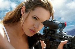 Angelina Jolie thận trọng khi sử dụng súng ở trường quay