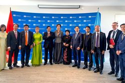 Thủ tướng làm việc với Tổng Giám đốc UNESCO, tham quan Triển lãm quan hệ đối tác Việt Nam-UNESCO