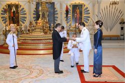 Đại sứ Phan Chí Thành trình Quốc thư lên Nhà vua Thái Lan