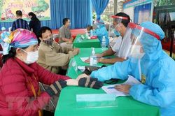 Xử lý các ổ dịch COVID-19 phức tạp, tiêm vaccine cho người dân