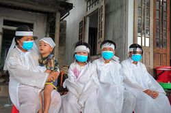 Xót xa cảnh người mẹ nuôi 4 đứa con nhỏ dại
