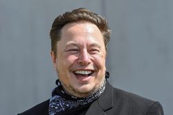 Elon Musk định đoạt 25 tỷ USD bằng cuộc thăm dò trên Internet
