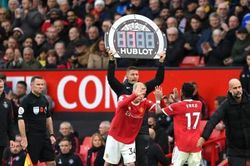 Vì sao mà MU được hưởng 4 quyền thay người trong trận derby Manchester?