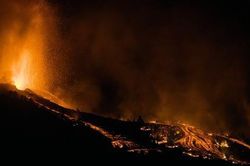 Đánh bom núi lửa La Palma để ngăn dòng dung nham phun trào, liệu có khả thi?