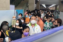 Dòng người đông nghịt chờ trải nghiệm tàu Cát Linh - Hà Đông