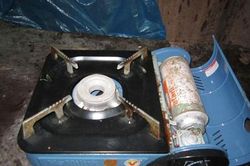 Bị bỏng cả mặt do bình gas mini phát nổ khi ăn lẩu tại nhà