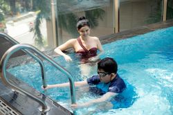 Trương Quỳnh Anh khoe dáng nóng bỏng khi đi bơi cùng con trai
