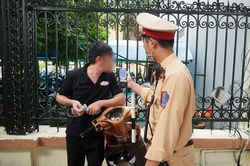 Uống một cốc bia, bị giữ xe và tước giấy phép 11 tháng