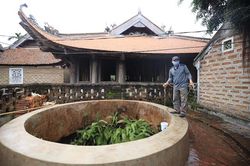 Đoàn quay phim Tết khắc phục hành động làm mất vẻ rêu phong của giếng cổ tại di tích Đường Lâm