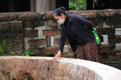 Tự ý 'trang điểm' cho giếng cổ Đường Lâm để quay phim