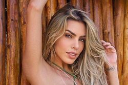 Erika Schneider: Siêu mẫu sở hữu vòng một ngoại hạng làm mê mẩn James