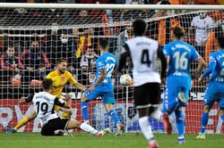 Thủng lưới 2 bàn ở phút bù giờ, Atletico lỡ cơ hội bám đuổi Real