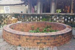 Đoàn làm phim tự ý sơn trát, tạo bối cảnh lên giếng cổ tại Làng cổ Đường Lâm