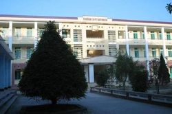 Nam sinh lớp 10 rơi từ tầng 3 trường học xuống đất tử vong