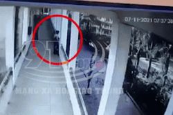 Clip: Khoảnh khắc trước lúc nam sinh rơi từ tầng 3 trường học xuống đất tử vong khiến nhiều người xót xa