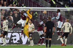 Liverpool thua trận đầu, HLV Klopp đổ lỗi cho trọng tài