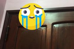 Phát hiện 'khách không mời' trước cửa, cô gái vừa khóc vừa có hành động bất ngờ