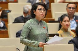 'Đơn vị làm đúng trách nhiệm nhưng lô hàng cứu trợ cả tháng trời chưa lấy ra được'