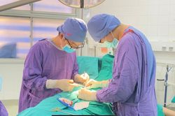 Hẹp bao quy đầu nhưng không khám sớm, người đàn ông bị ung thư dương vật