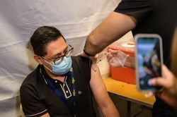 Chuyên gia cảnh báo thuốc điều trị COVID-19 không thể thay thế vaccine