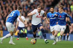 Cầu thủ Tottenham bắt đầu 'toát mồ hôi' với Conte