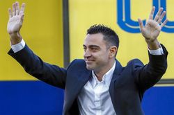 Xavi chính thức ra mắt với tư cách HLV Barcelona trên sân Camp Nou